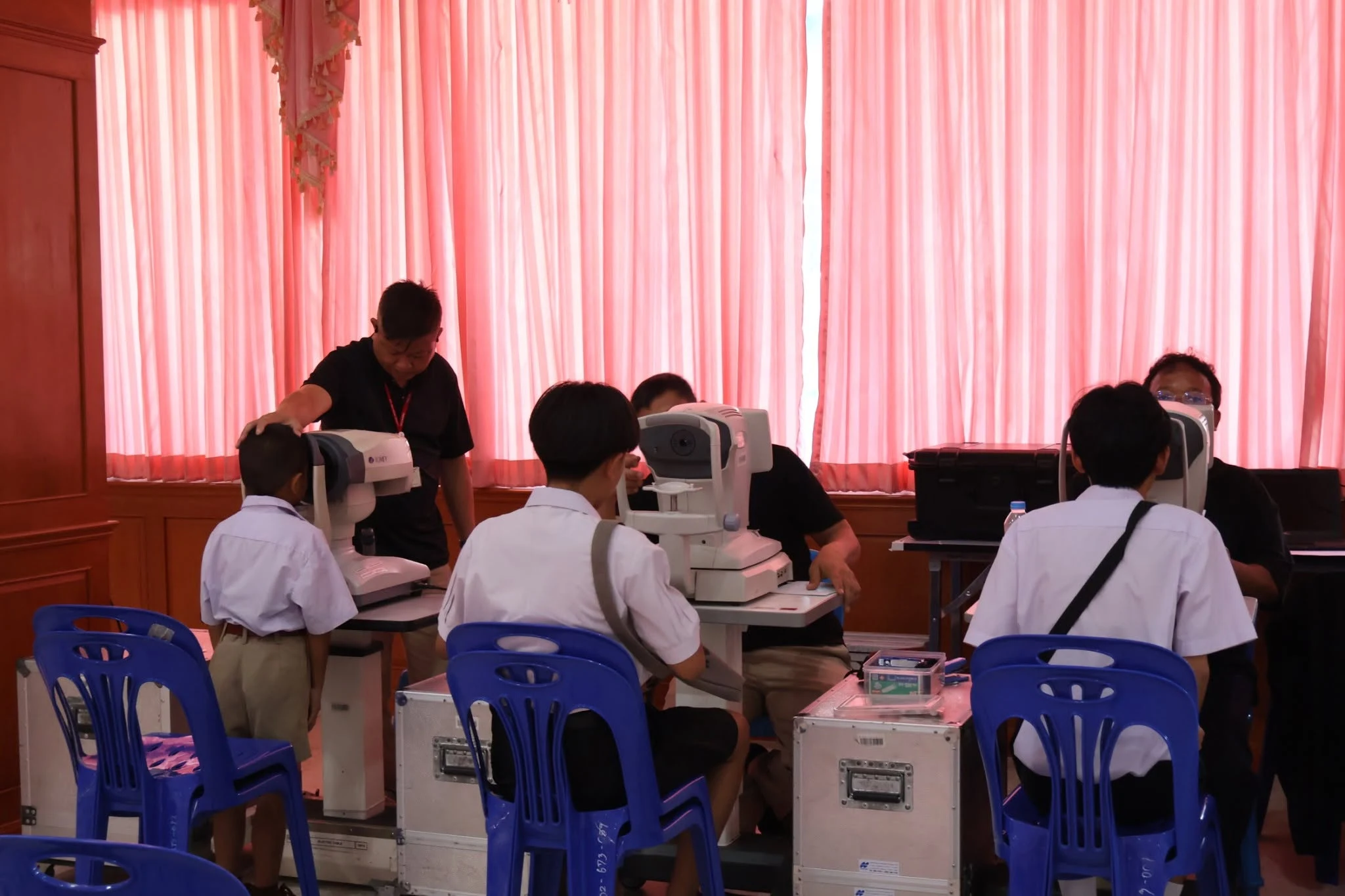 โครงการรถตัดแว่นสายตาเคลื่อนที่สภากาชาดไทยเพื่อเด็กนักเรียนในชนบท