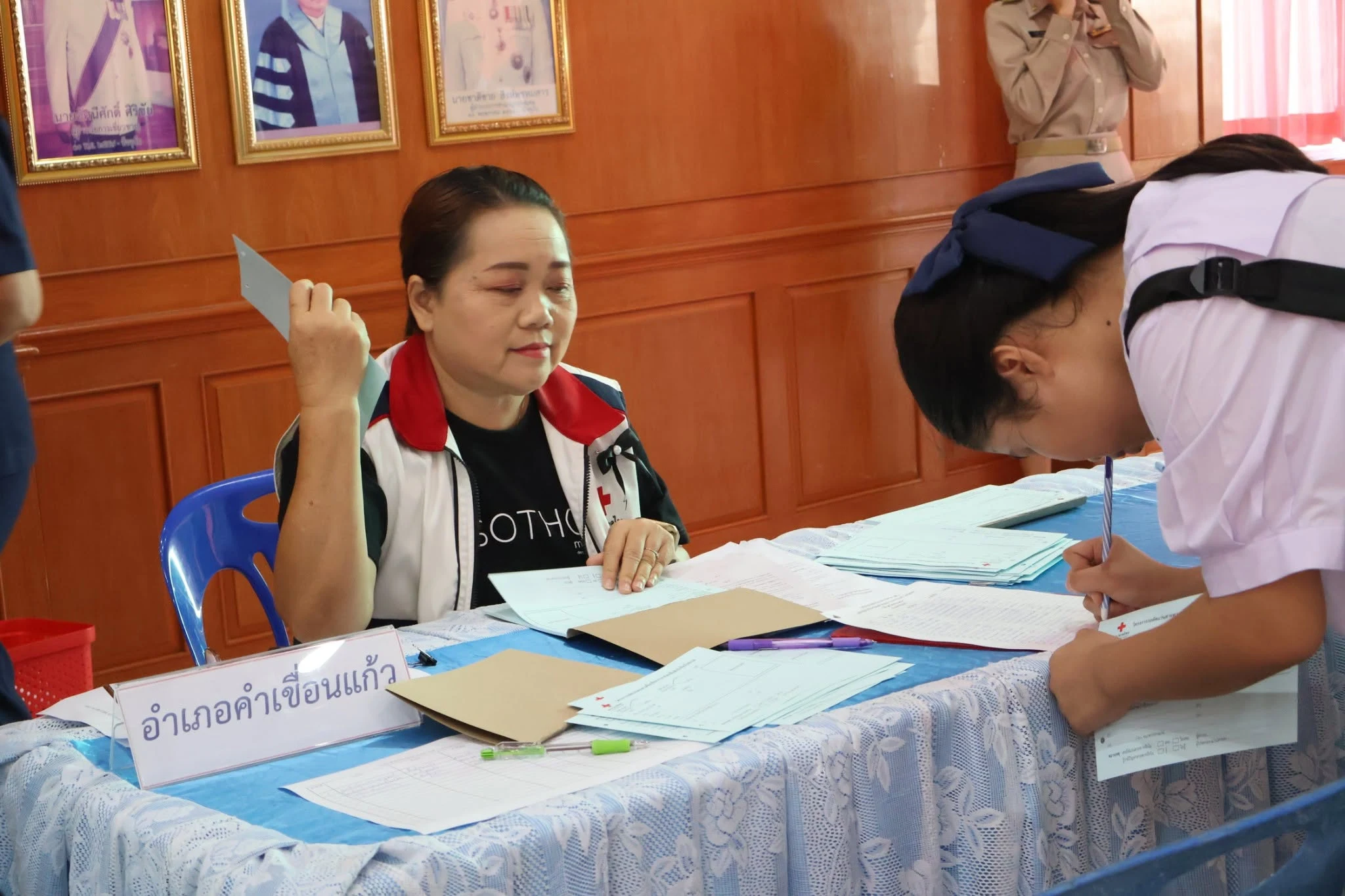 โครงการรถตัดแว่นสายตาเคลื่อนที่สภากาชาดไทยเพื่อเด็กนักเรียนในชนบท