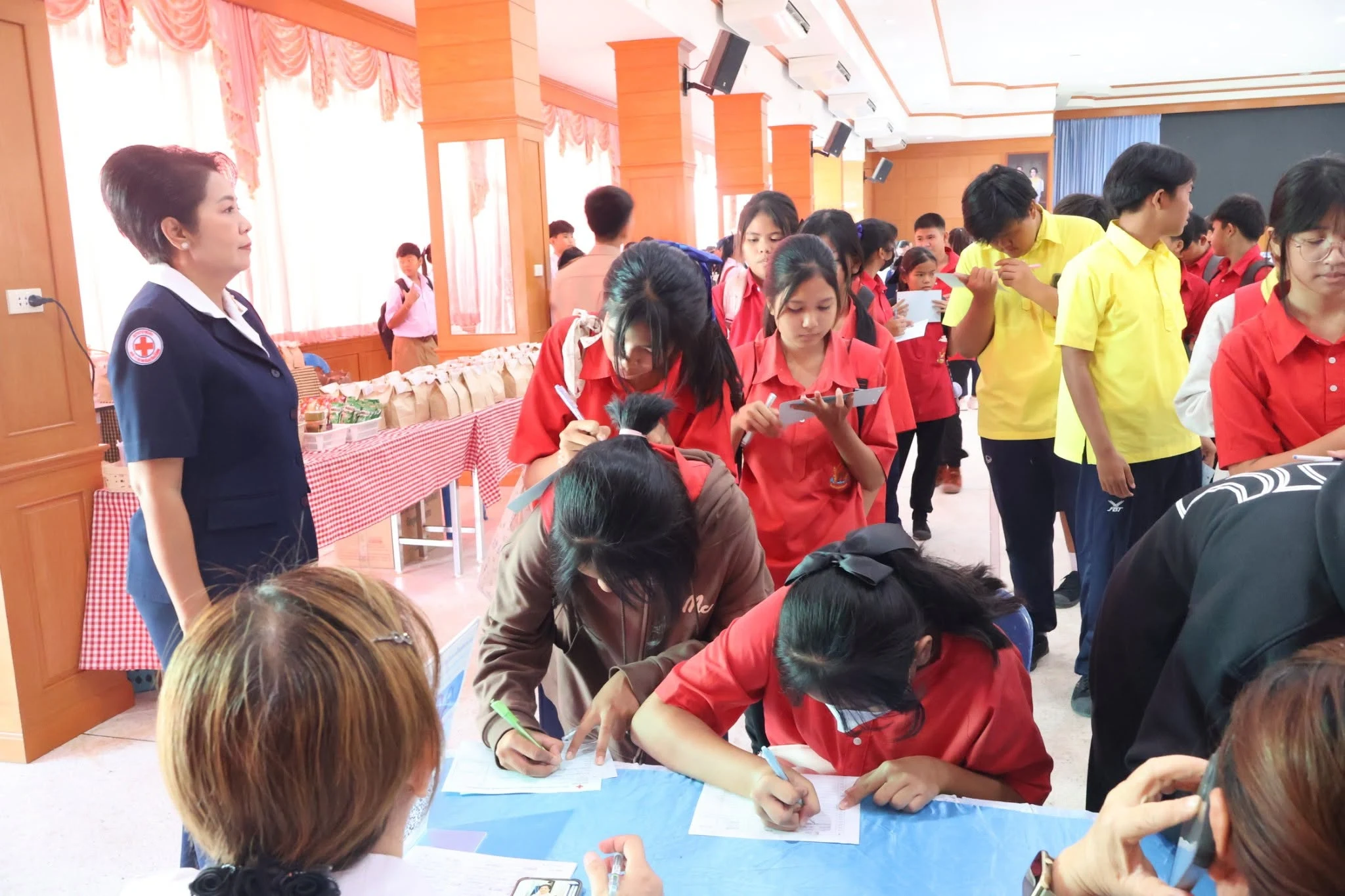 โครงการรถตัดแว่นสายตาเคลื่อนที่สภากาชาดไทยเพื่อเด็กนักเรียนในชนบท