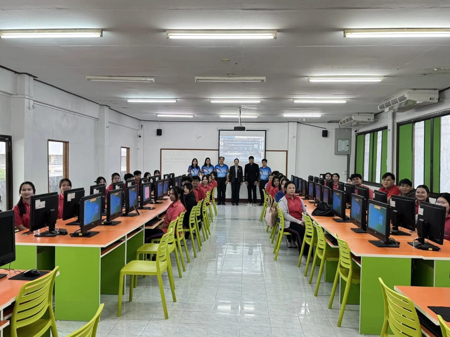 การอบรมเชิงปฏิบัติการการเรียนรู้คณิตศาสตร์ โดยใช้โปรแกรมสำเร็จรูป Geogebra สำหรับนักเรียนชั้นมัธยมศึกษาปีที่ 4 - 6