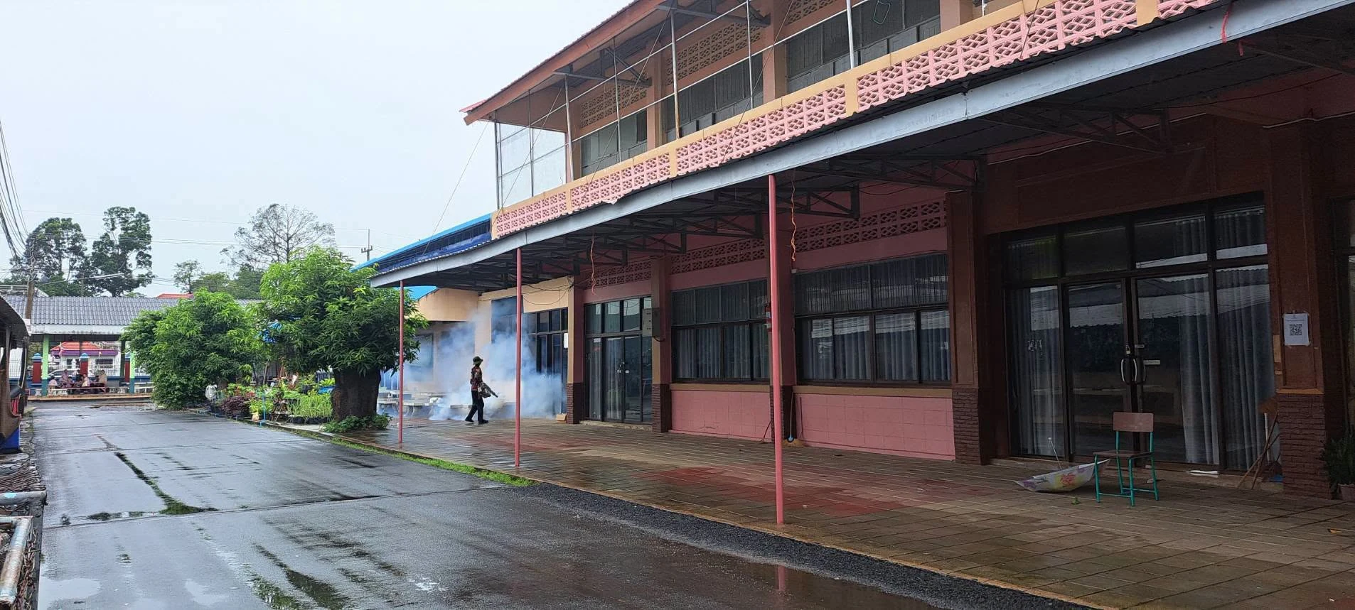 การดำเนินการ พ่นหมอกควันกำจัดยุงลาย ภายในบริเวณโรงเรียน