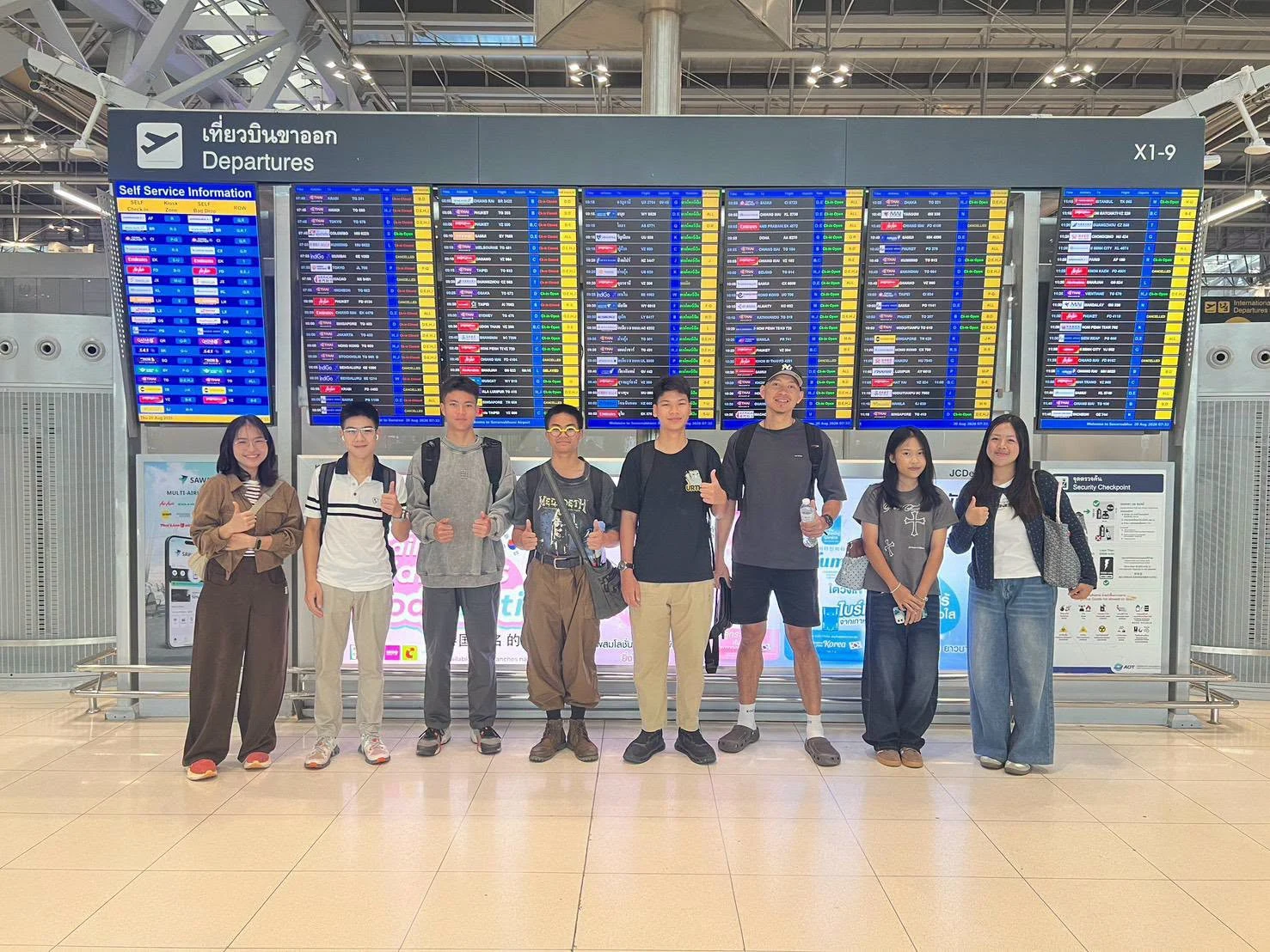 ทีม Gifted KC Drone และครูผู้ฝึกสอน ที่ได้รับรางวัลจากการแข่งขัน โดรนแปรอักษร รอบชิงชนะเลิศระดับประเทศ