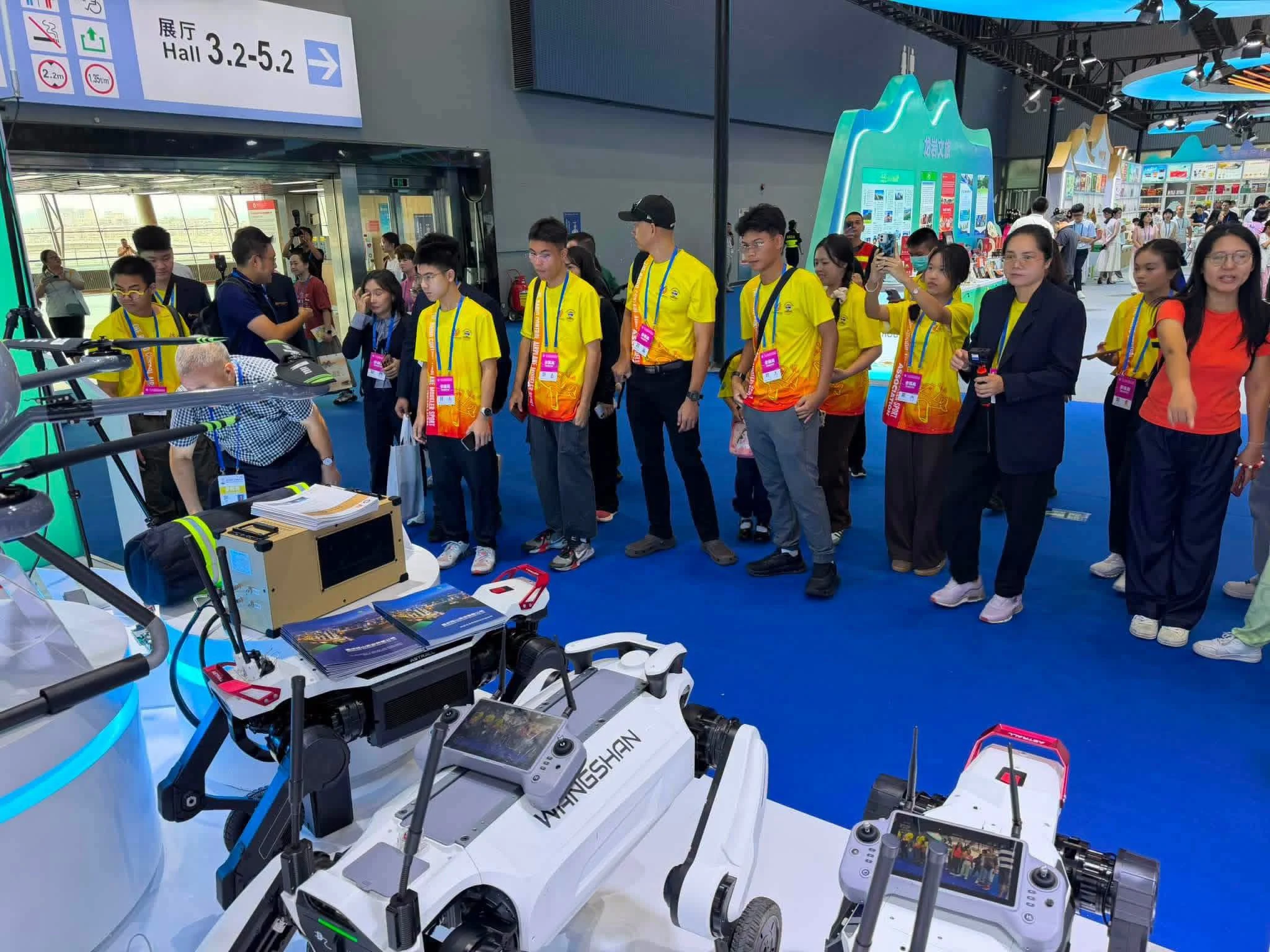 ทีม Gifted KC Drone และครูผู้ฝึกสอน ที่ได้รับรางวัลจากการแข่งขัน โดรนแปรอักษร รอบชิงชนะเลิศระดับประเทศ