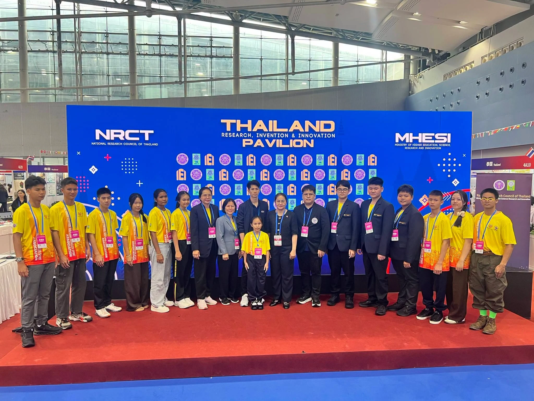 ทีม Gifted KC Drone และครูผู้ฝึกสอน ที่ได้รับรางวัลจากการแข่งขัน โดรนแปรอักษร รอบชิงชนะเลิศระดับประเทศ