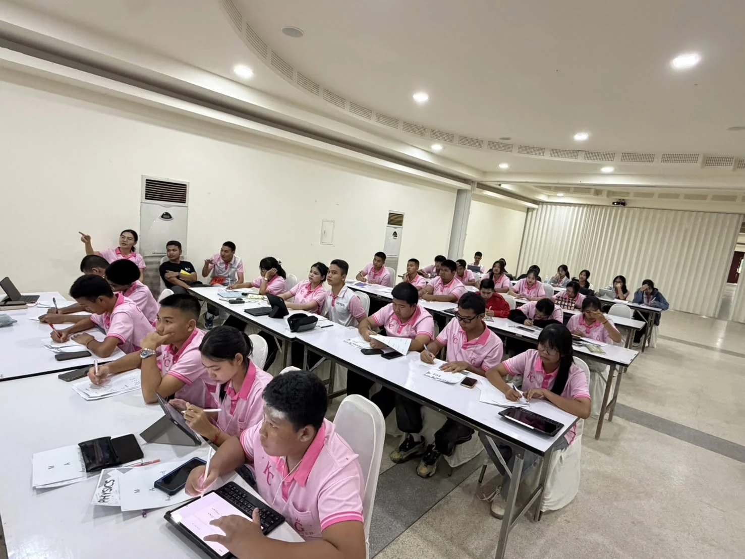 กิจกรรมค่ายปรับพื้นฐานวิชาการสานสัมพันธ์พี่น้องห้องเรียนพิเศษวิทยาศาสตร์และคณิตศาสตร์