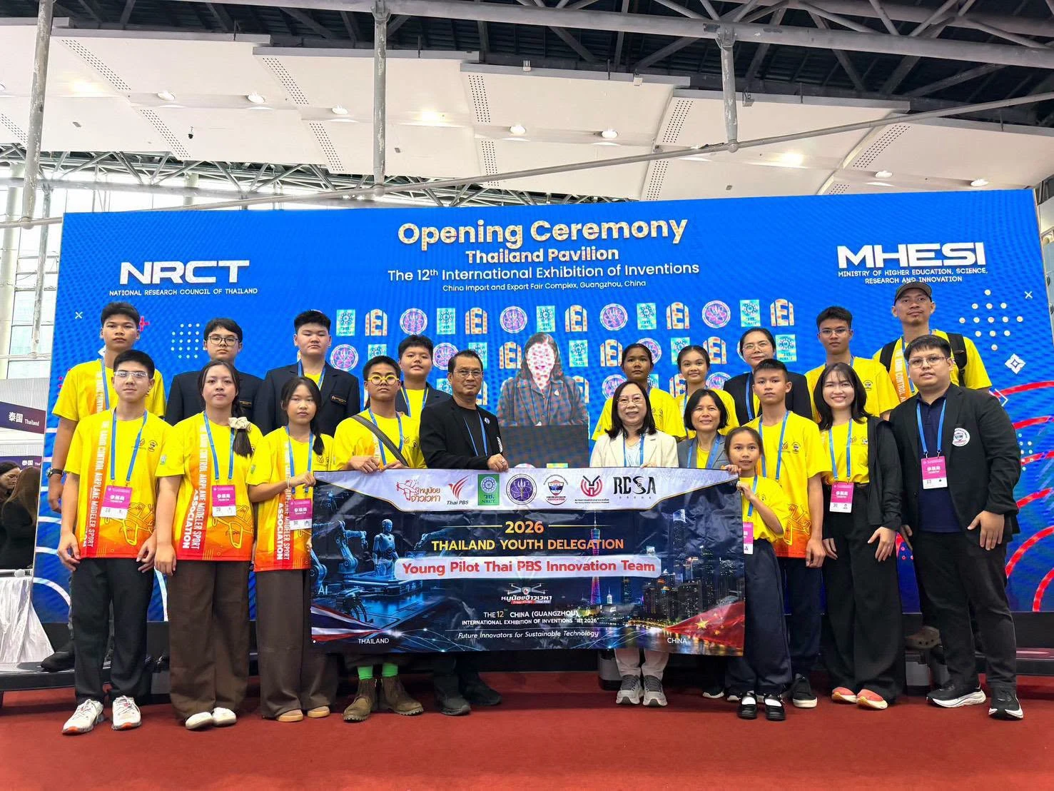 ทีม Gifted KC Drone และครูผู้ฝึกสอน ที่ได้รับรางวัลจากการแข่งขัน โดรนแปรอักษร รอบชิงชนะเลิศระดับประเทศ